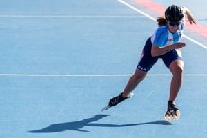 Patín de velocidad en competencia sobre pista de patinódromo