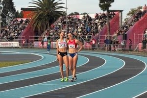 Atleta argentina Helen Bernard compitiendo en los 100 metros con vallas