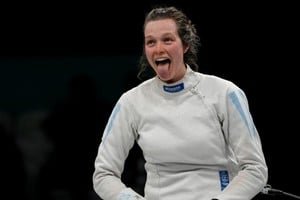 Isabel Di Tella durante la final de espada individual femenino en los Juegos Suramericanos Santa Fe 2026