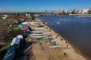 Remeros argentinos Rodrigo Enríquez y Santino Menin durante la competencia de doble par peso ligero en la Laguna Setúbal