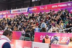 Personas ingresando a un escenario deportivo de los Juegos Suramericanos Santa Fe 2026 con código QR