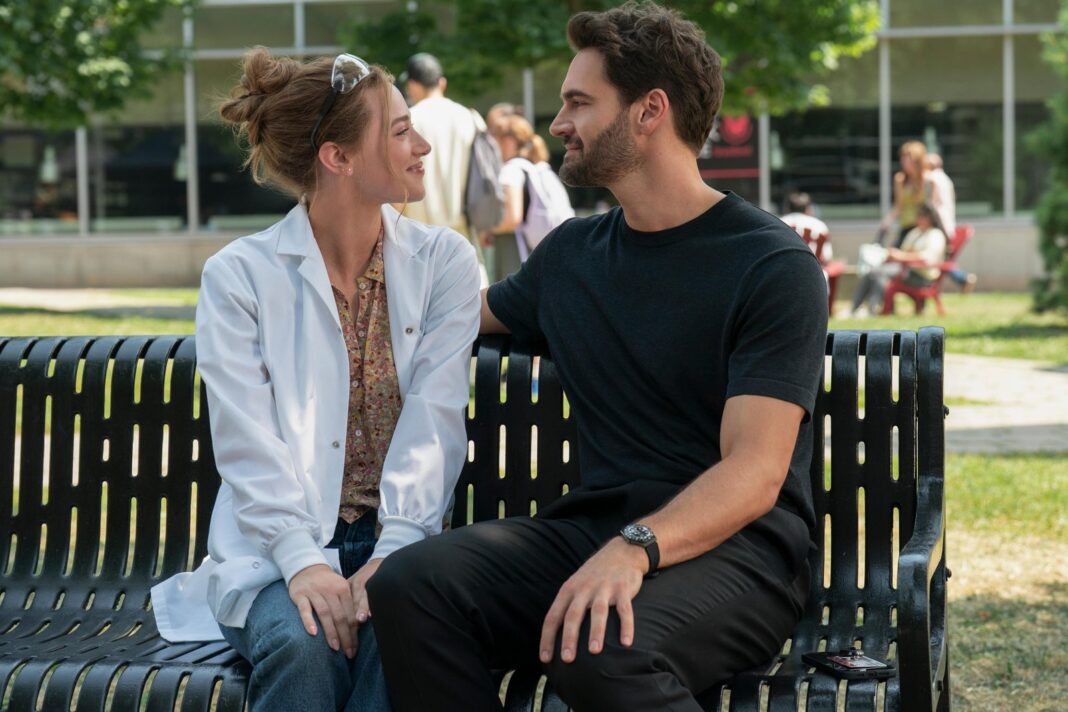 Lili Reinhart y Tom Bateman en una escena de La hipótesis del amor