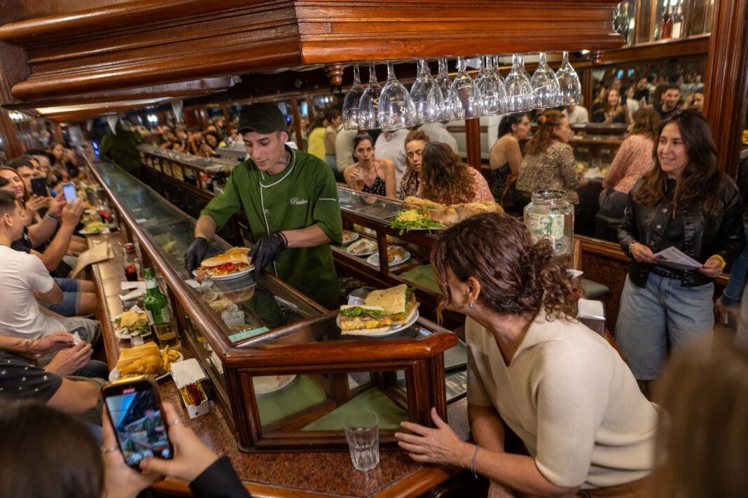 Interior de un bar notable de Buenos Aires durante un evento cultural