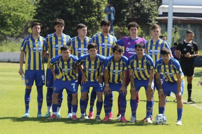 Jugadores de la reserva de Rosario Central celebrando un gol