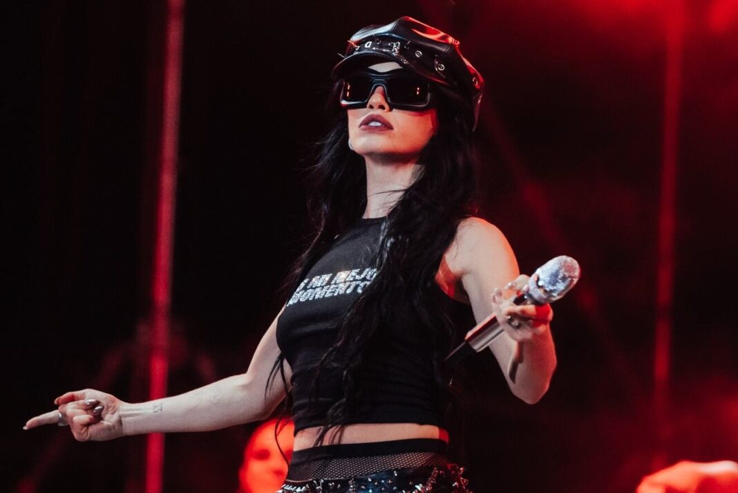 Lali Espósito en el escenario durante un concierto en el estadio Monumental