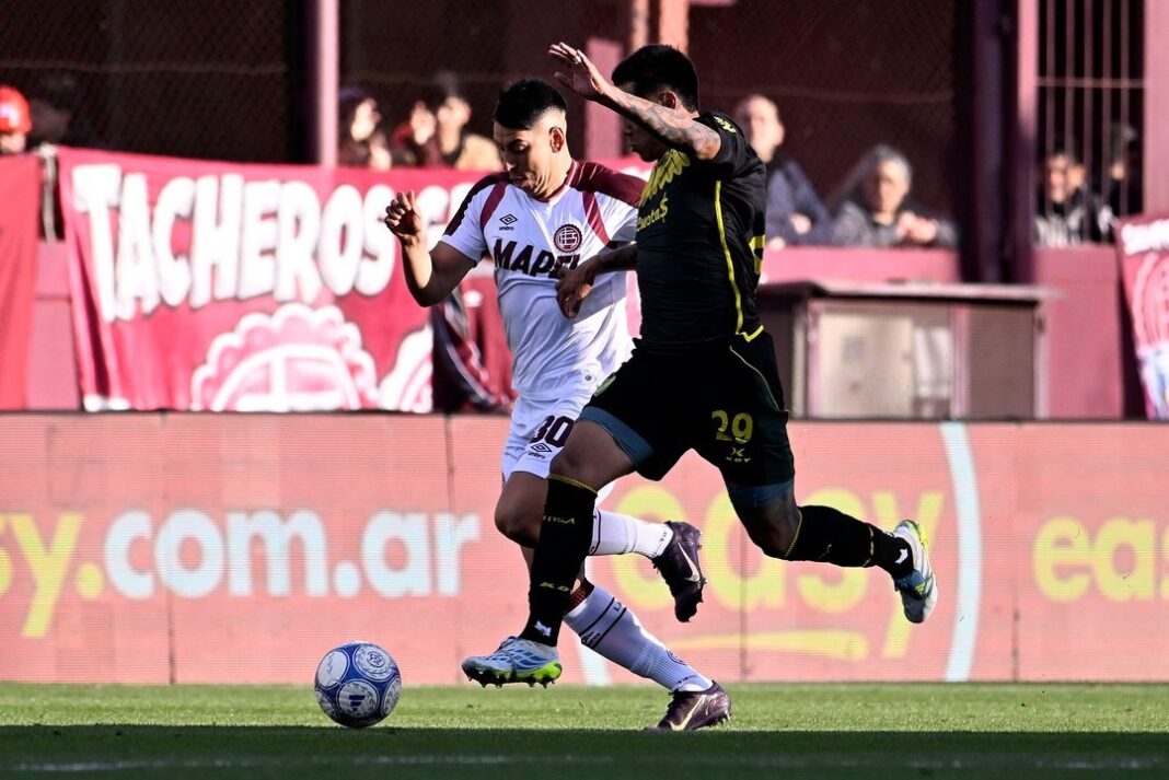 Jugadores de Lanús celebrando el gol ante Defensa y Justicia