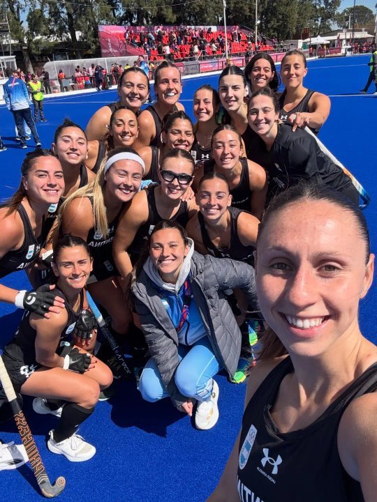 Jugadoras del seleccionado argentino de hockey femenino celebrando durante el partido ante Paraguay en los Juegos Suramericanos Santa Fe 2026