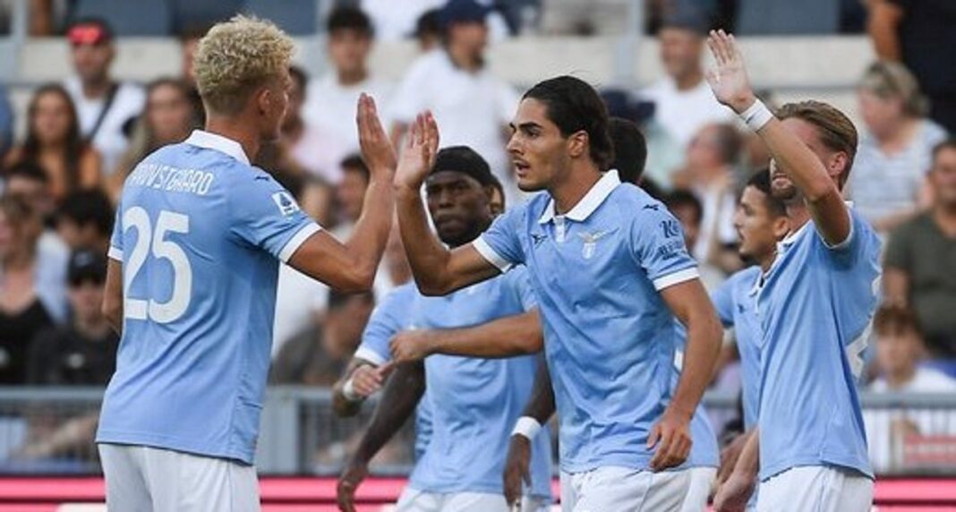 Jugadores de Lazio y Milan disputando el balón en el estadio Olímpico de Roma