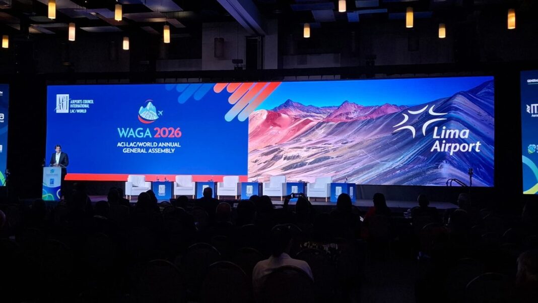 Ejecutivos aeroportuarios durante la Asamblea General de ACI en Lima