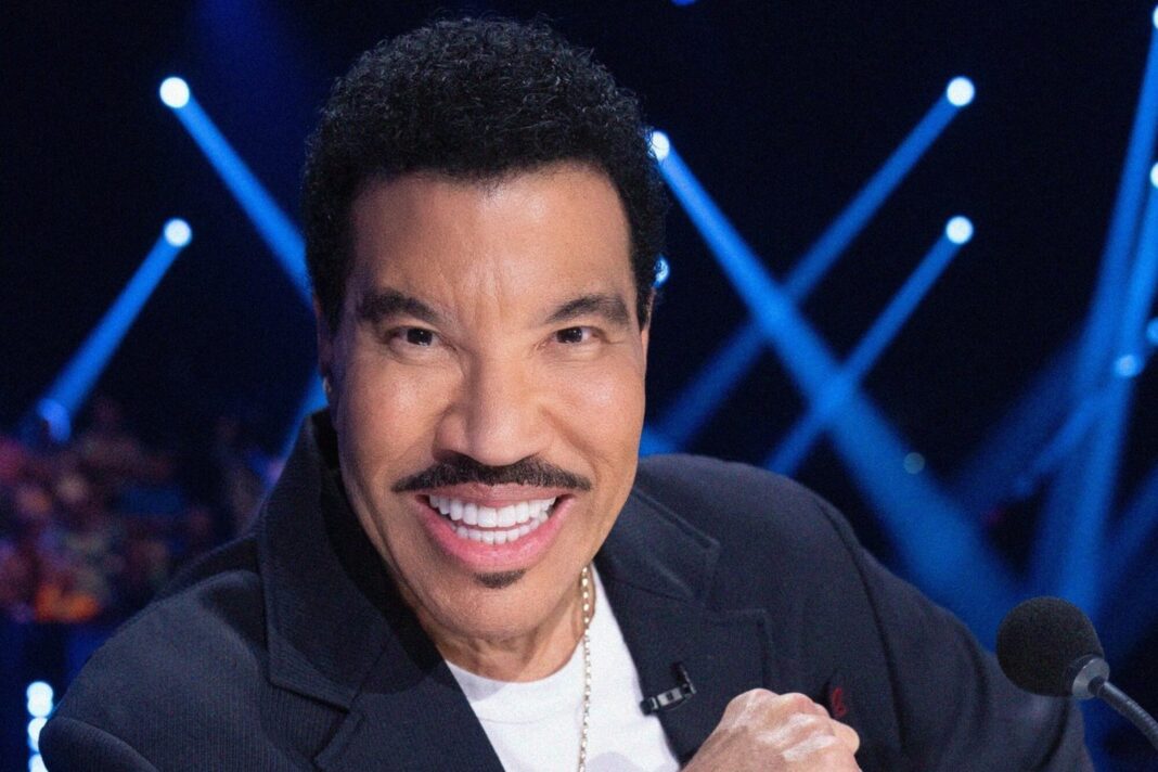 Lionel Richie durante una presentación en vivo