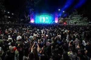 Escenario de los Juegos Suramericanos Santa Fe 2026 con artistas y público