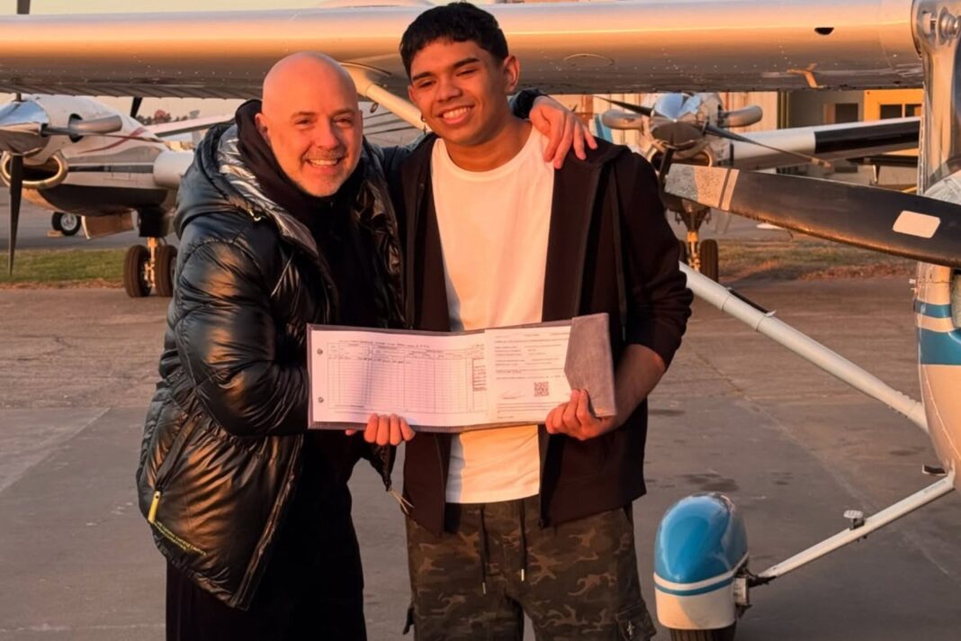 Lucio Muscari junto a su padre José María Muscari y familiares en el aeropuerto de San Fernando tras recibirse de piloto privado