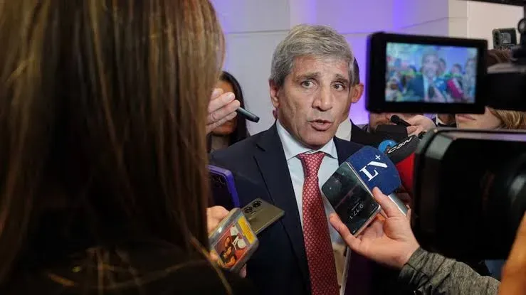 Luis Caputo hablando con la prensa en el hotel Sheraton