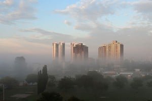 Cielo despejado con neblina en la ciudad de Santa Fe durante la mañana del martes