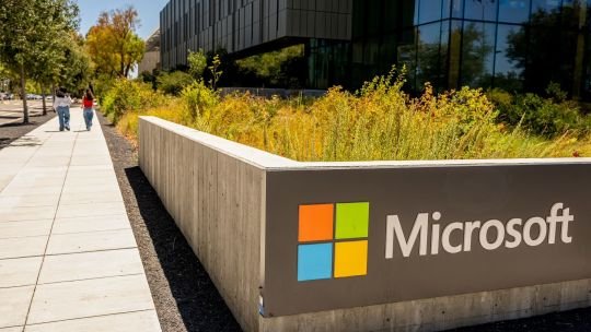Logotipo de Microsoft junto a una representación de inteligencia artificial