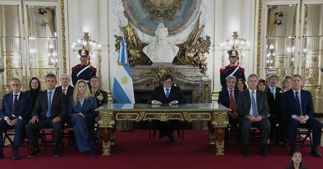Javier Milei junto al ministro de Defensa en acto oficial