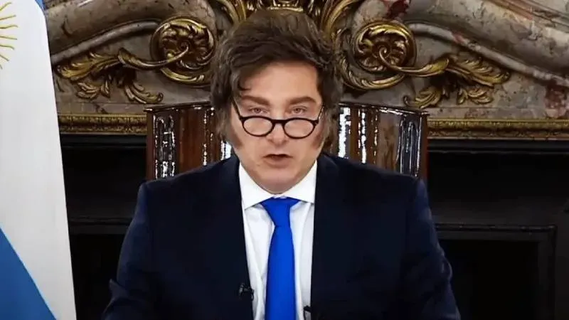 Javier Milei hablando en una conferencia de prensa
