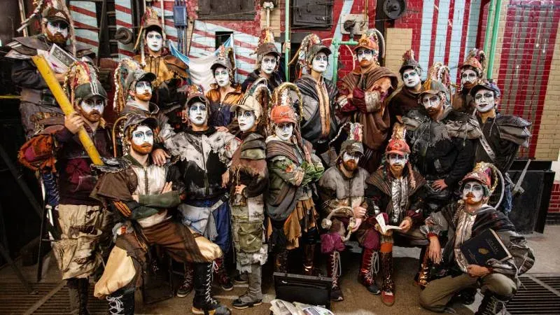 Murga La Cotolengo en escena durante el espectáculo «Un siglo después»