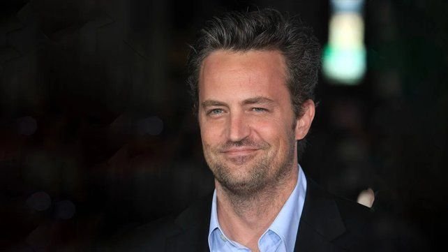 Matthew Perry caracterizado como Chandler Bing en la serie Friends