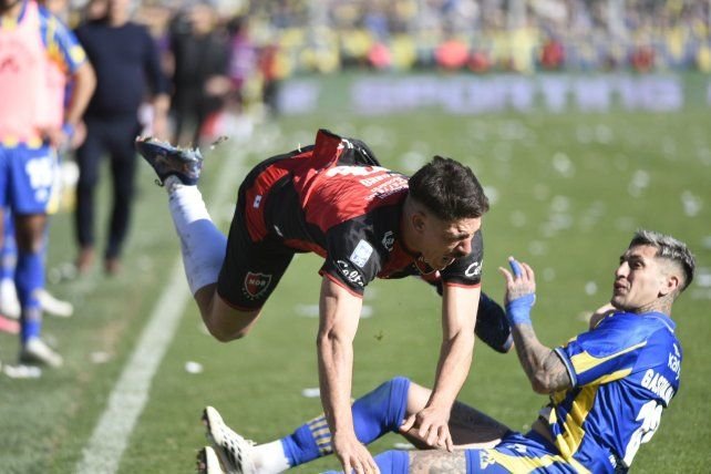 Jugadores de Newell's y Central durante el clásico en el Gigante de Arroyito
