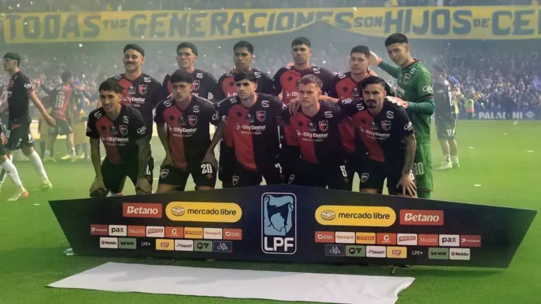 Jugadores de Newell's Old Boys celebran el gol del empate ante Rosario Central en el Gigante de Arroyito