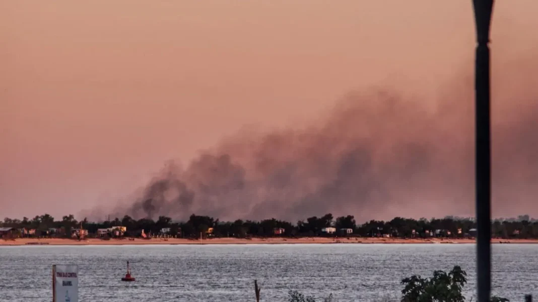 Humo sobre la ruta nacional 174 a la altura del kilómetro 22, camino a Victoria