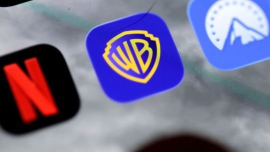Logotipo de Paramount y Warner Bros. en un gráfico sobre una fusión empresarial