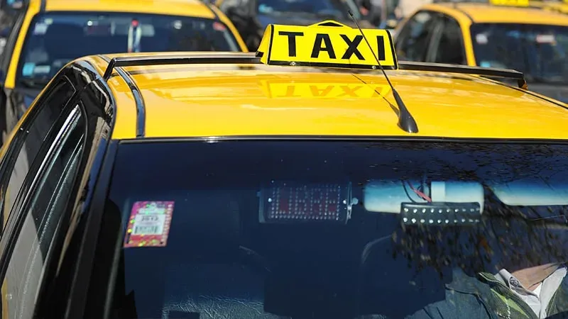Reunión de la comisión de Servicios Públicos del Concejo Municipal con taxistas