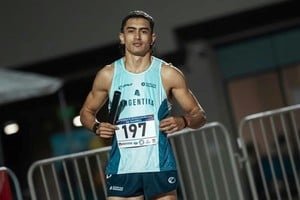 Integrantes de la posta 4x400 masculina de Argentina durante la competencia en los Juegos Suramericanos Santa Fe 2026