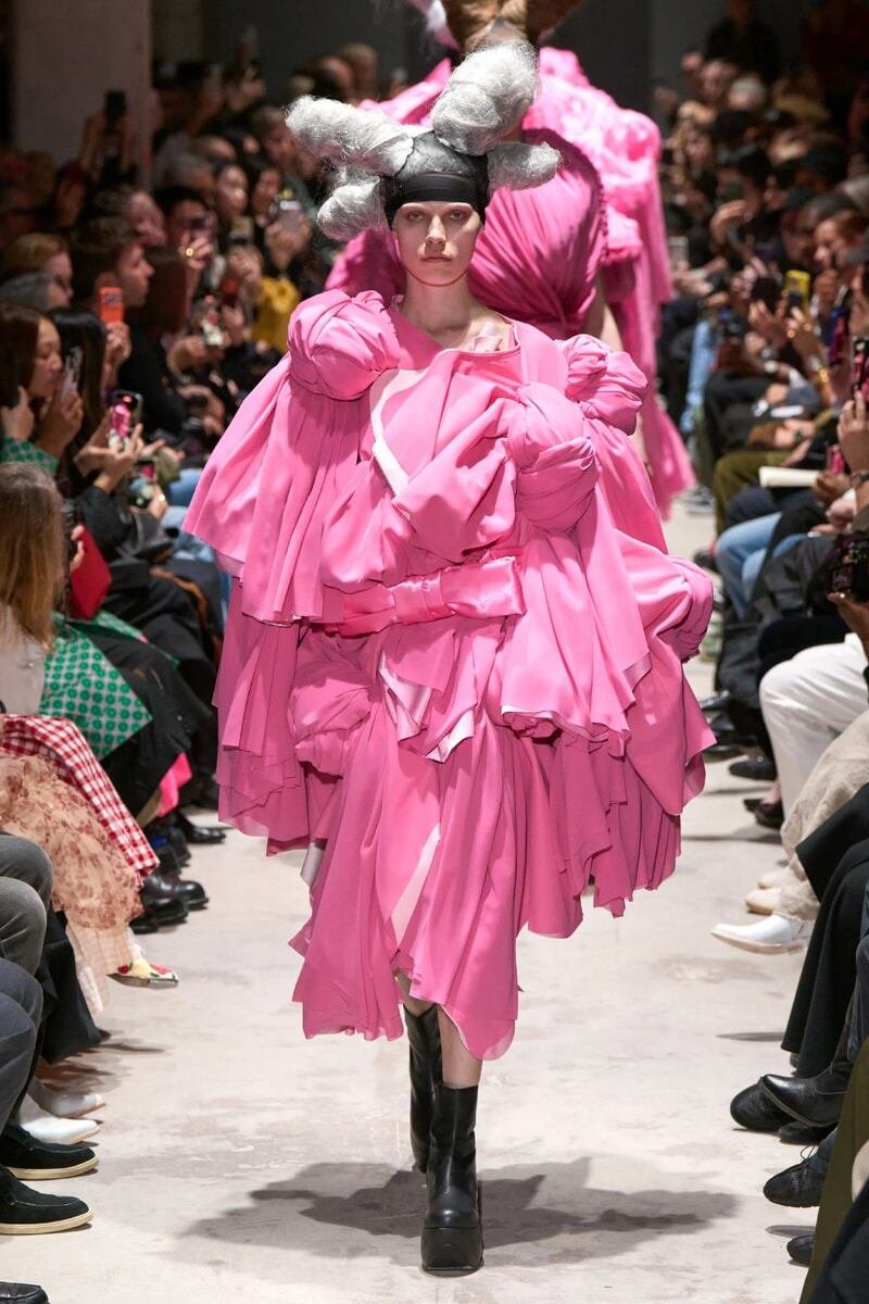 Desfile de moda en Paris Fashion Week con diseño japonés