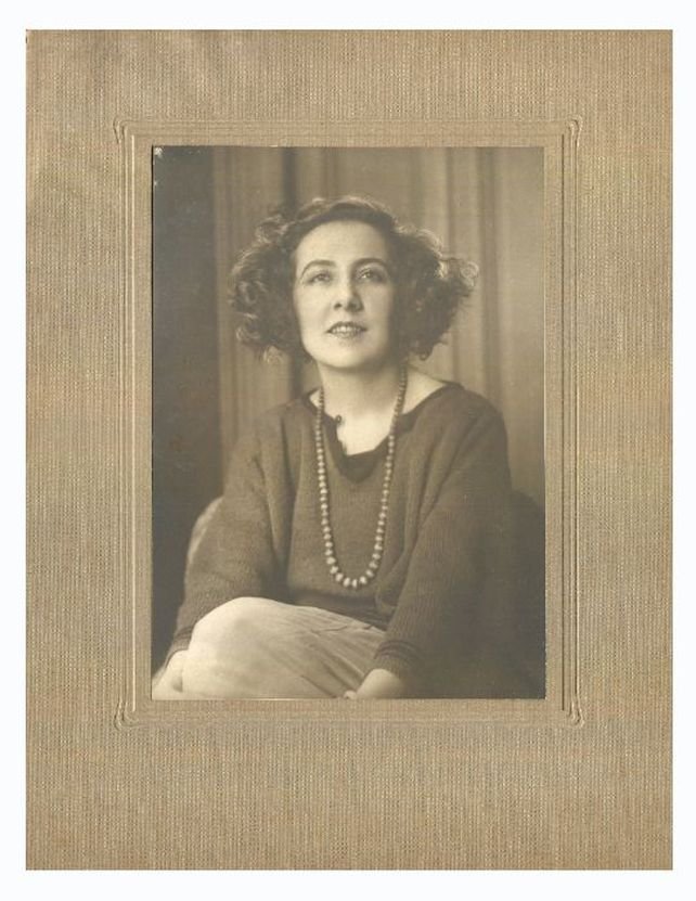 Fotografía de Emilia Bertolé veinteañera realizada en la Galería Witcomb, Buenos Aires