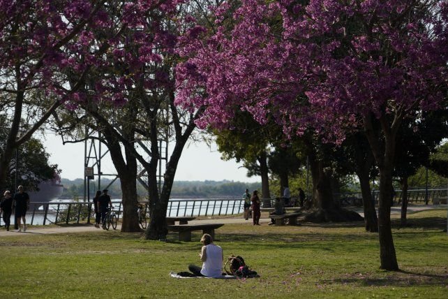 Cielo parcialmente nublado en la ciudad de Rosario