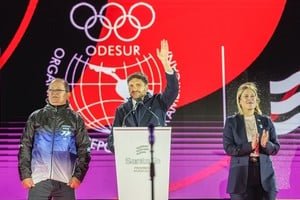 Gobernador Maximiliano Pullaro durante la inauguración de los Juegos Suramericanos Santa Fe 2026 en el Monumento Nacional a la Bandera