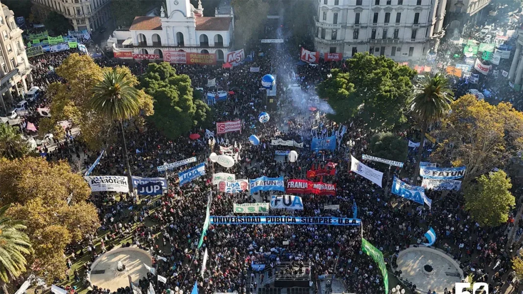 Marcha federal universitaria con docentes, nodocentes y estudiantes