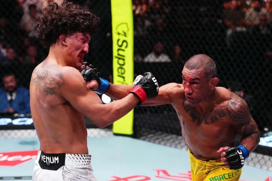 Raoni Barcelos durante su combate en UFC Vegas 121
