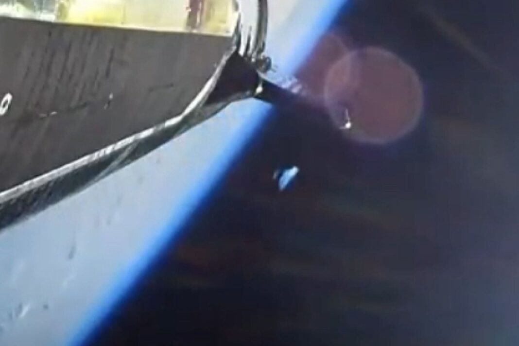 Transmisión en vivo del vuelo 14 de Starship de SpaceX con un objeto azulado en el fondo