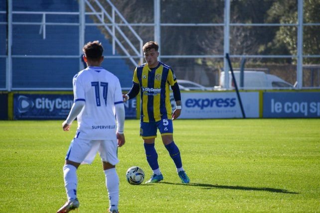 Jugadores de la reserva de Rosario Central durante un partido en el predio de Arroyo Seco