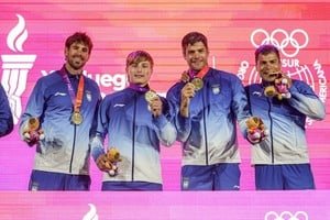 Rubén Rézola y equipo celebran la medalla de oro en K4 500 metros en los Juegos Suramericanos Santa Fe