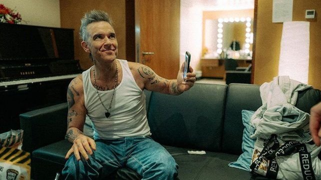 Robbie Williams durante un show acústico en Buenos Aires
