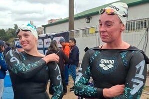 Romina Imwinkelried y Candela Giordanino durante la competencia de aguas abiertas en el lago del Parque del Sur