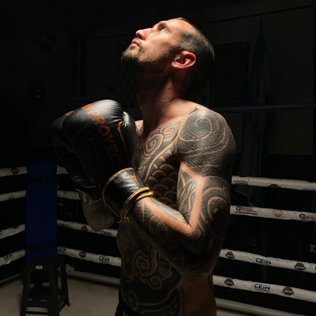 Esteban Povrzenic durante una pelea de kickboxing
