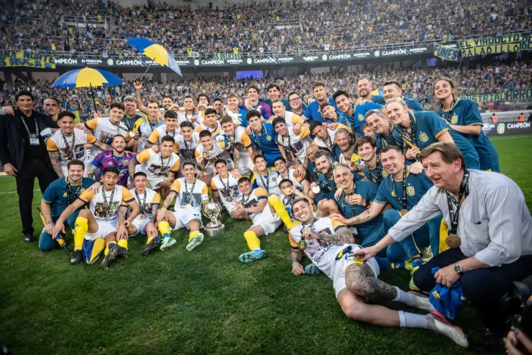 Jugadores de Rosario Central celebrando un título