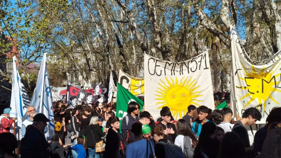 Estudiantes secundarios movilizándose en Rosario a 50 años de la Noche de los Lápices