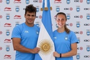 Rubén Rézola y Sofía Cairó con la bandera argentina