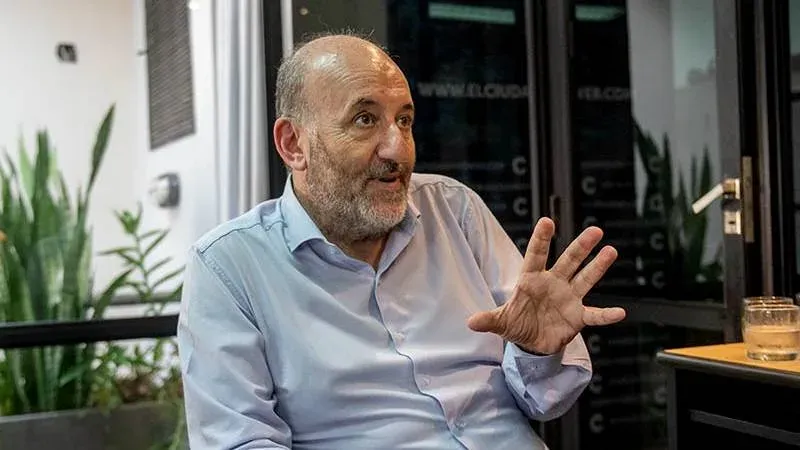 Concejal Leonardo Caruana durante la presentación del proyecto de ordenanza para crear la Mesa Municipal de Salud Mental en Rosario