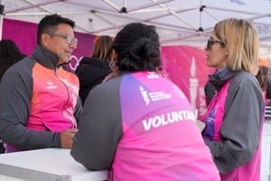 Voluntarios de los Juegos Suramericanos Santa Fe 2026 durante la entrega de acreditaciones e indumentaria en Rafaela