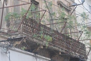 Fachada del edificio abandonado en 25 de Mayo e Hipólito Irigoyen, en Santa Fe, con pintadas y falta de mantenimiento.