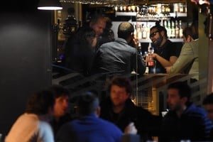 Vista de un bar y restaurante en Santa Fe durante la noche