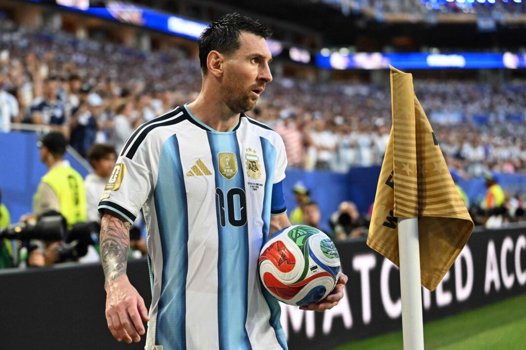 Lionel Scaloni y Lionel Messi durante una práctica de la selección argentina