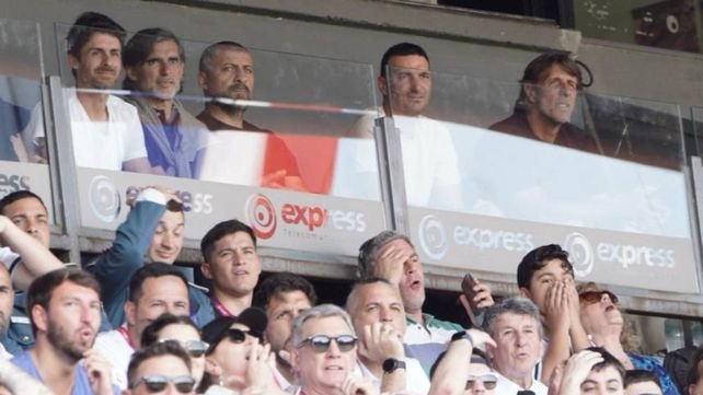 Lionel Scaloni observando un partido en el estadio Coloso del Parque durante los Juegos Suramericanos